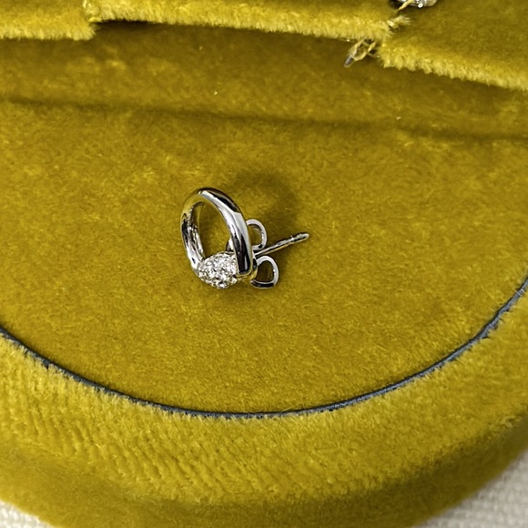 GUCCI HORSEBIT 18K WHITE GOLD DIAMOND STUD EARRINGS - Picture 4 of 8